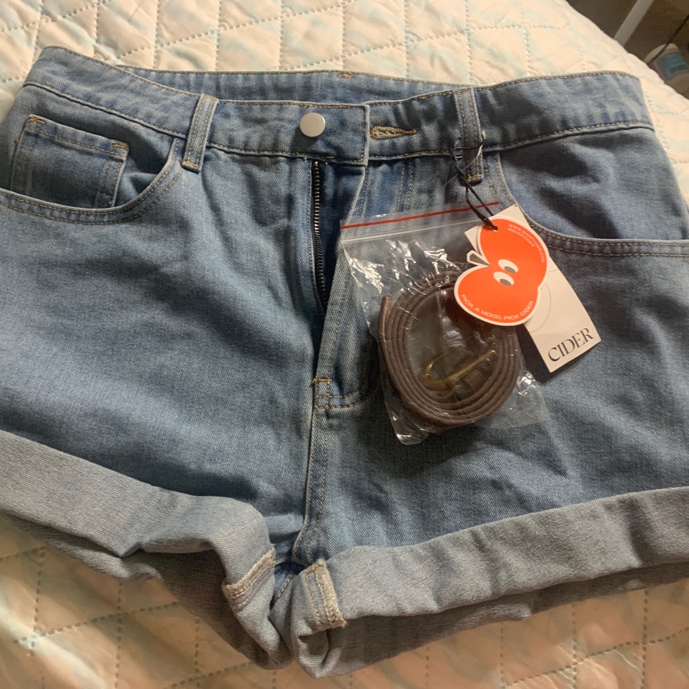 NWT denim shorts cuffed comes with a belt sz L